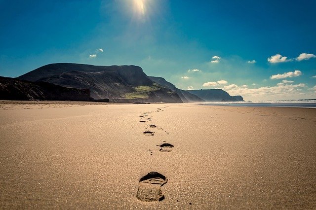 footsteps-3938563_640.jpg